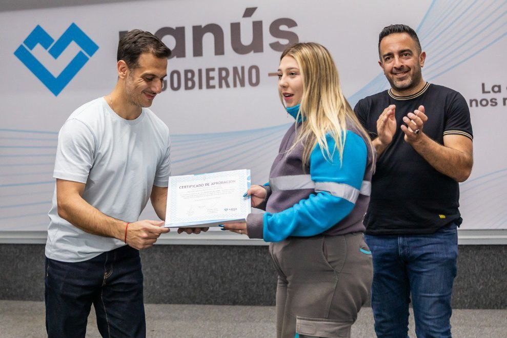 Entrega de certificados y licencias de conducir a agentes que pasarán a ser motoristas de Seguridad Ciudadana