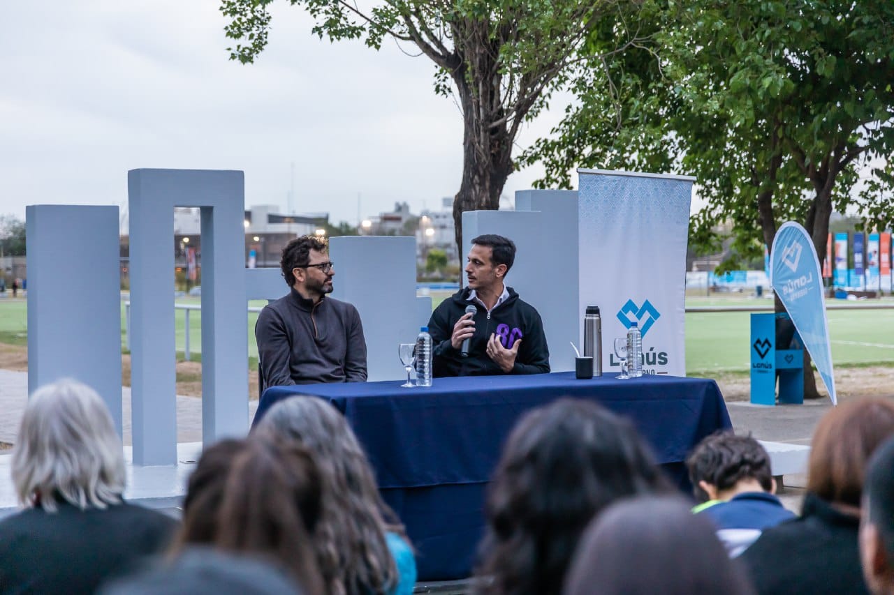 Julián Álvarez y el nieto recuperado, Leonardo Fossati, presentaron el curso "Abuelas y el Derecho a la Identidad"