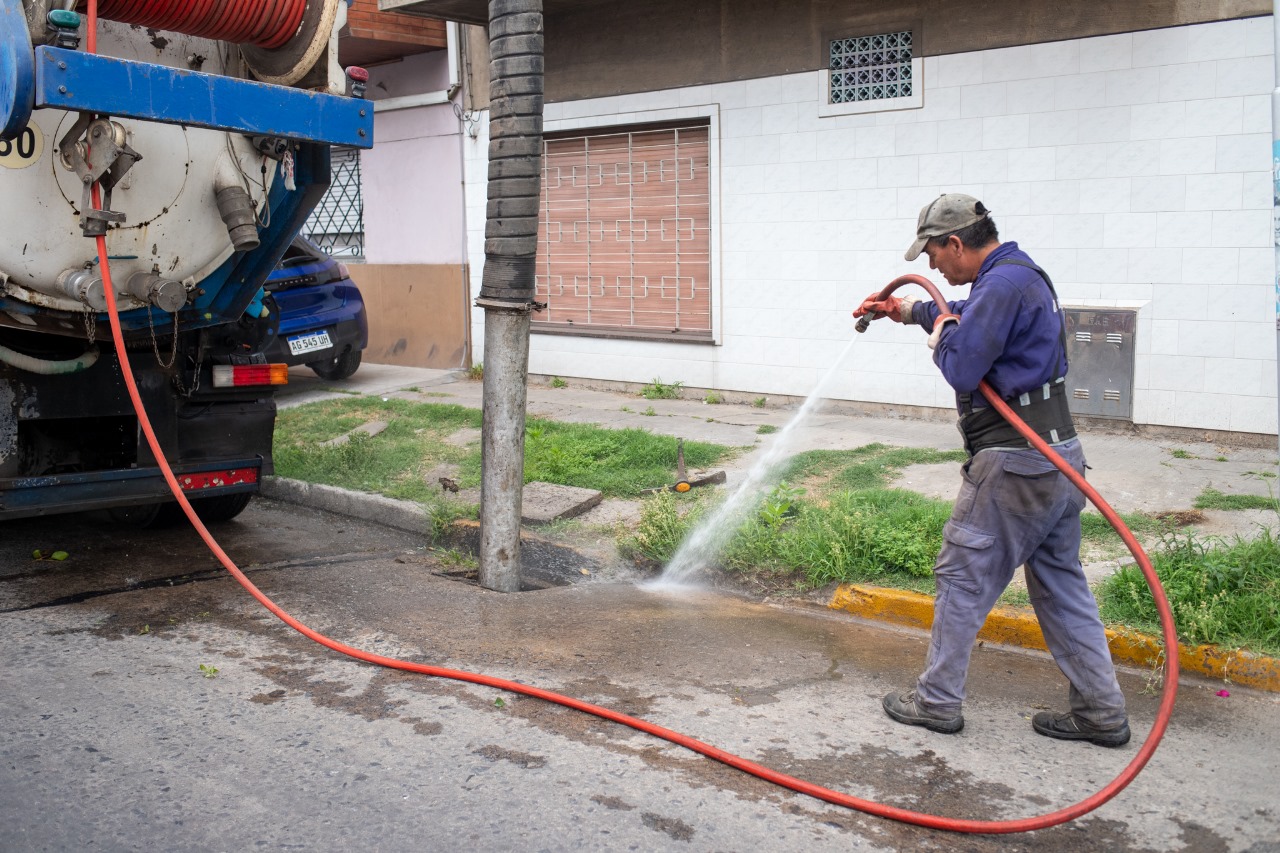 Continúan los trabajos de saneamiento y desobstrucción de sumideros
