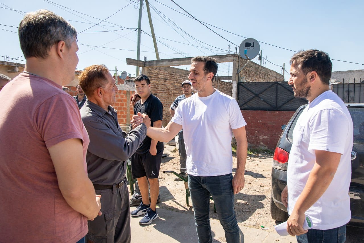 Julián Álvarez conversó con vecinas y vecinos de Los Ceibos sobre el programa Ordenadores Barriales