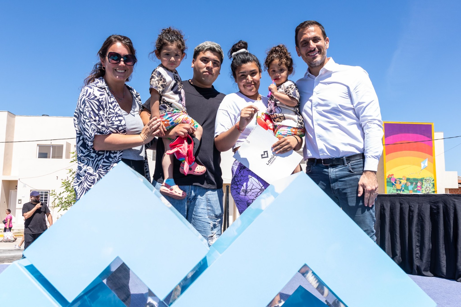 Julián Álvarez entregó viviendas que finalizó con fondos municipales