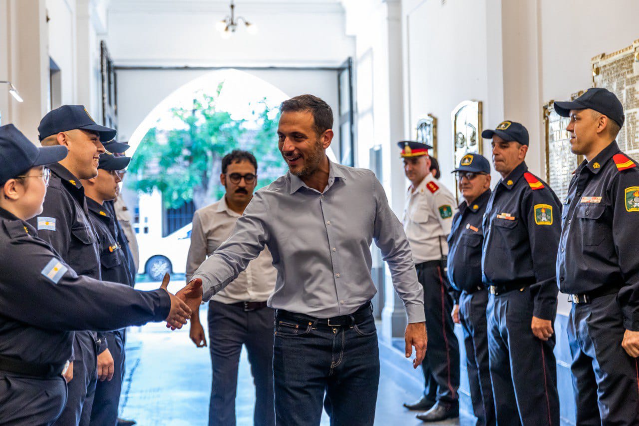 Julián Álvarez recorrió la puesta en valor del Cuartel y Destacamento de Bomberos Voluntarios de Lanús Oeste
