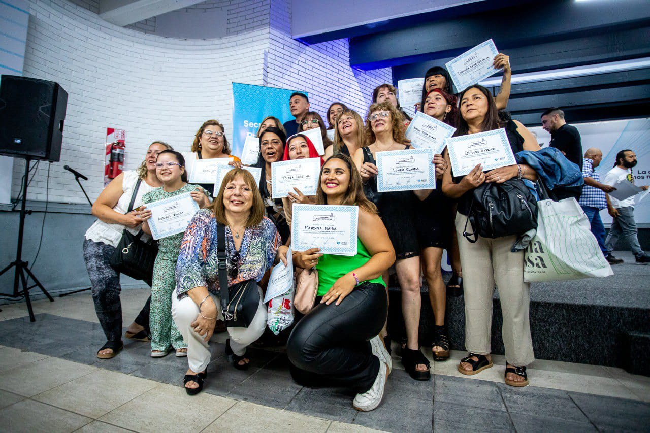 Entrega de diplomas a 190 egresados y egresadas del Programa Capacitarte Lanús