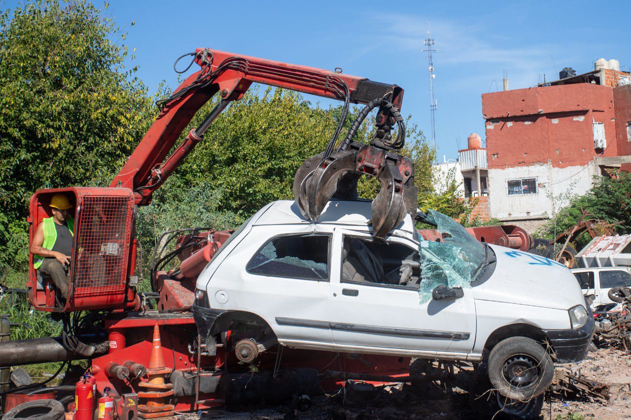 Jornada de compactación de vehículos en Lanús