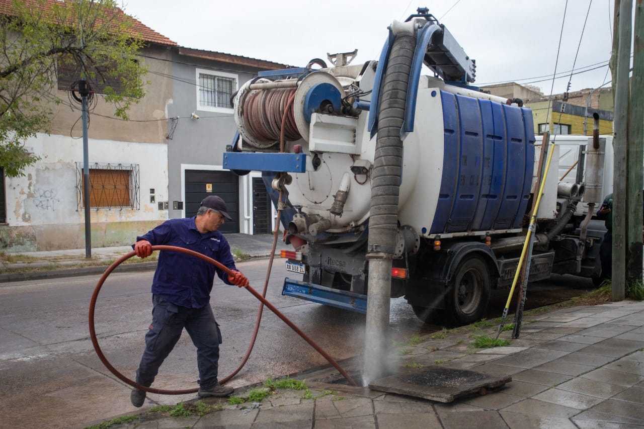 Limpieza y mantenimiento de sumideros en diferentes barrios de Lanús