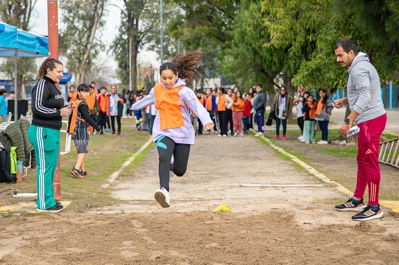 Chicos y chicas de escuelas primarias participaron del Encuentro de Atletismo Escolar 2025