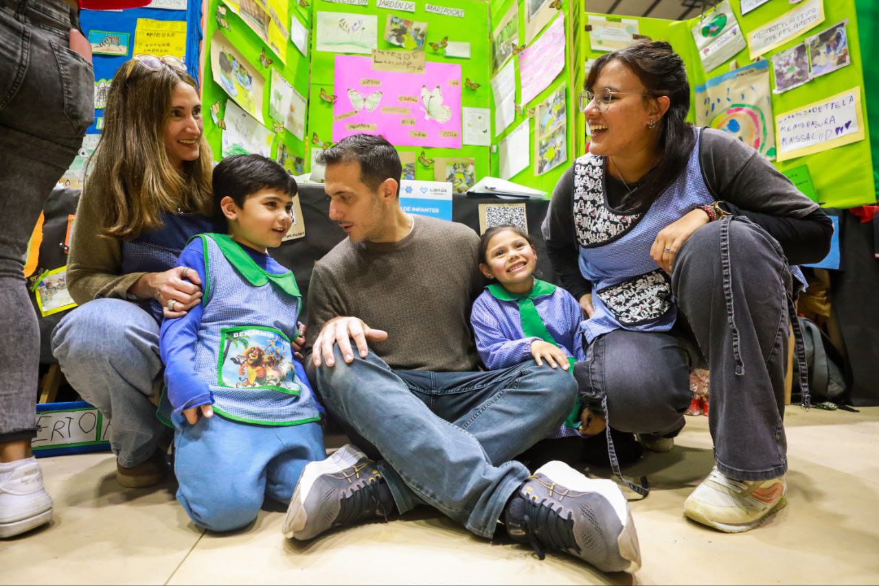 Julián Álvarez recorrió la Feria Distrital de Educación, Arte, Ciencias y Tecnología en el Parque Eva Perón