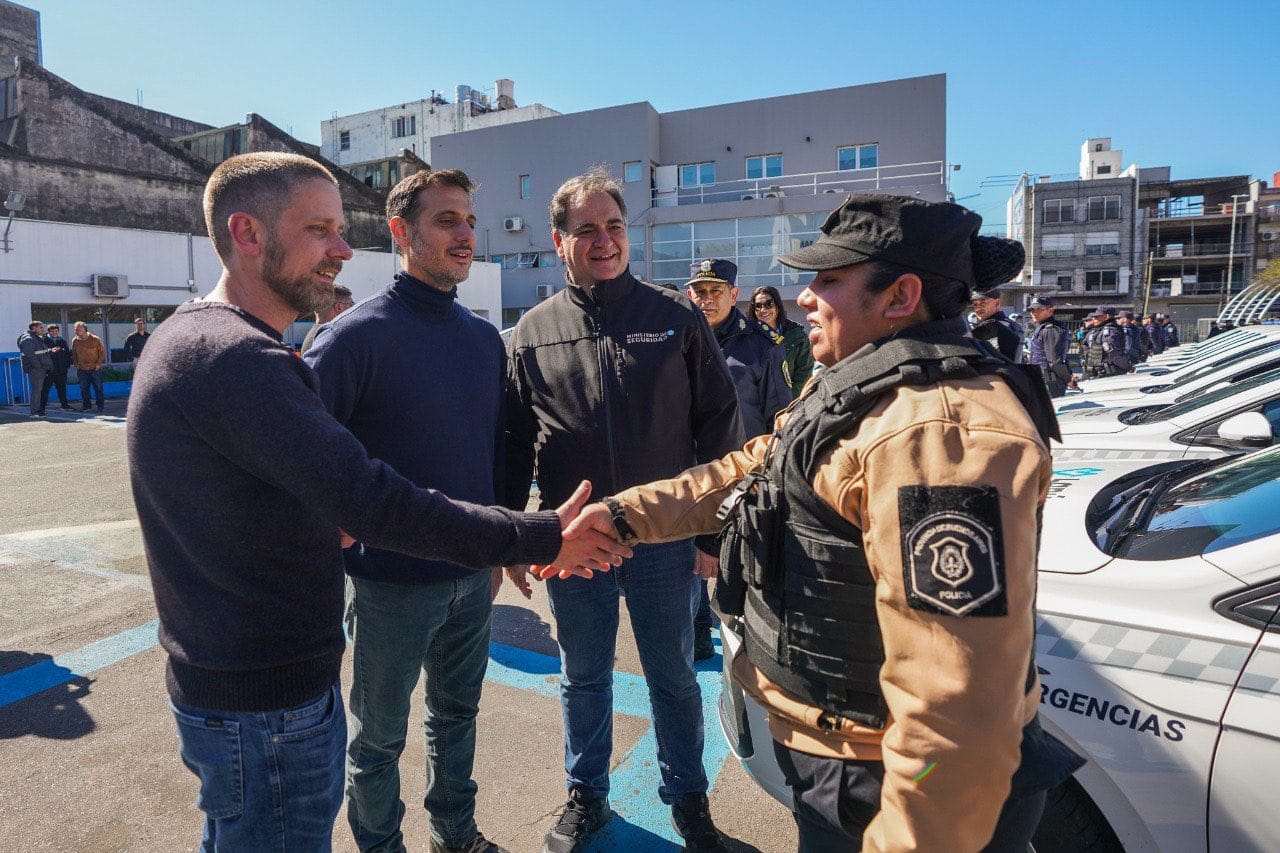Julián Álvarez, Leandro Decuzzi y Javier Alonso presentaron 21 nuevos móviles policiales para Lanús