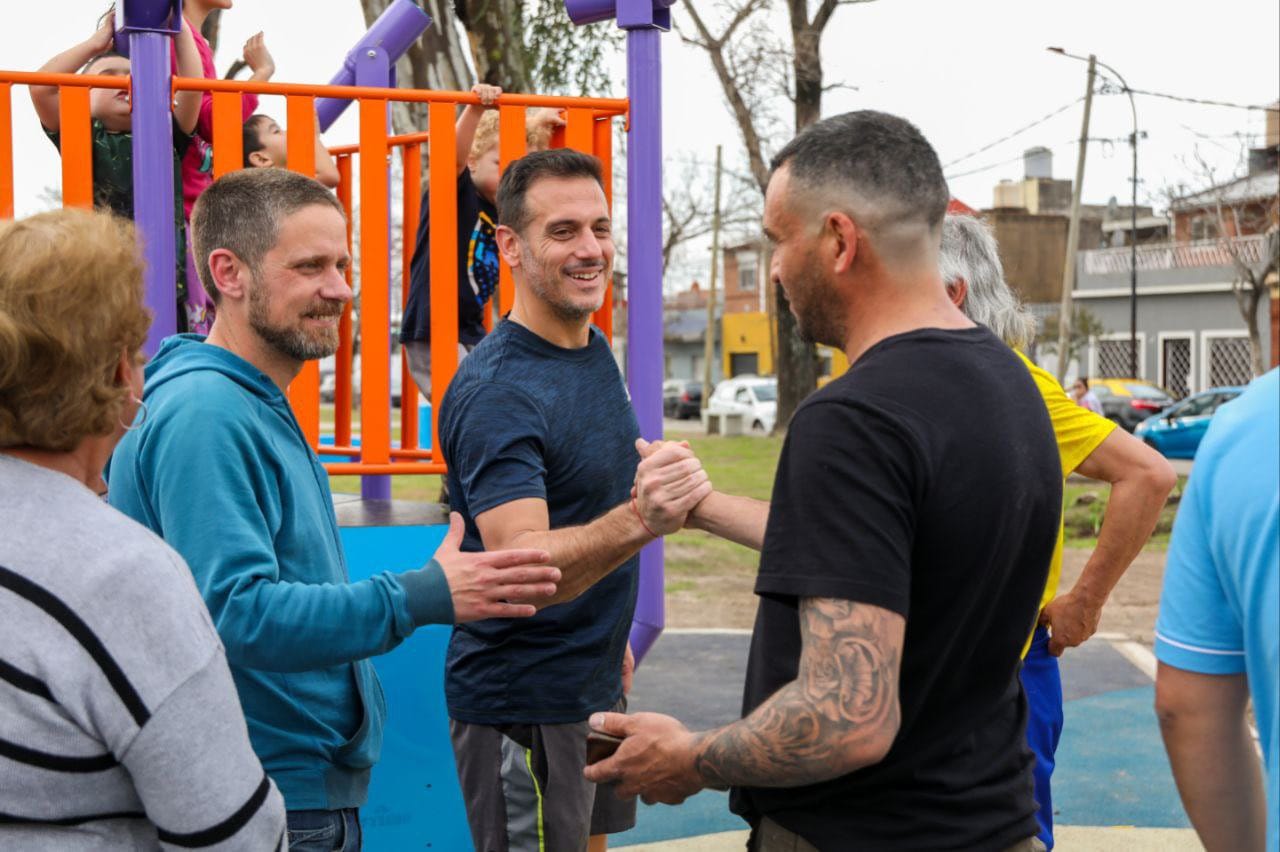 Julián Álvarez y Leandro Decuzzi recorrieron la Puesta en Valor de la Plaza 20 de Junio en Valentín Alsina