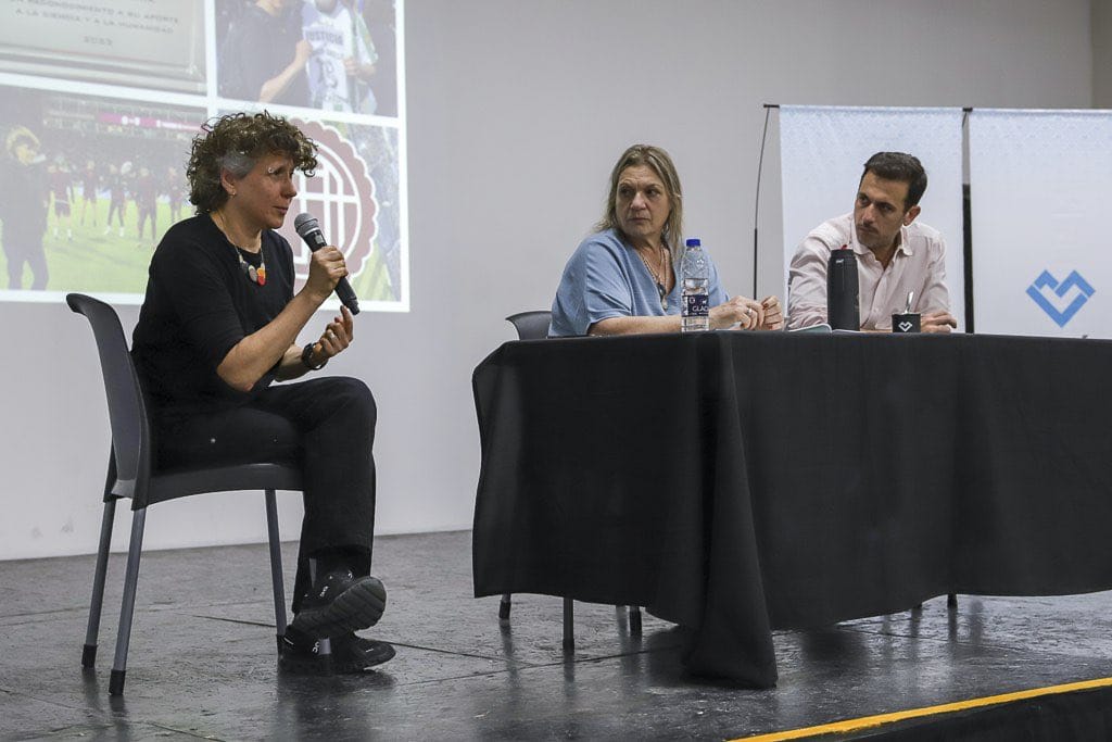 Gamarnik y Álvarez encabezaron una disertación sobre ciencia y tecnología en el Complejo Cultural Leonardo Favio