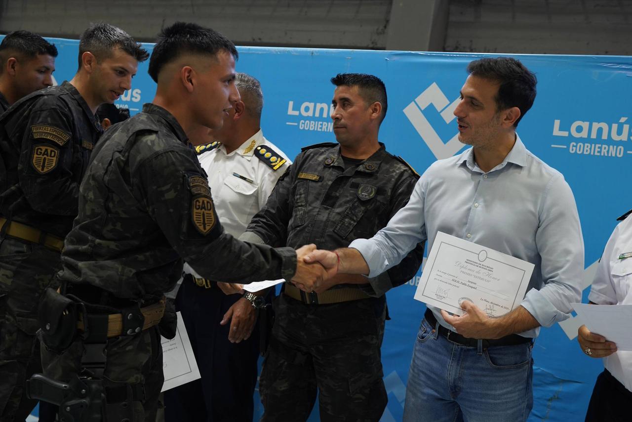 JULIÁN ÁLVAREZ OTORGÓ RECONOCIMIENTOS AL PERSONAL POLICIAL EN EL MARCO DEL DÍA DE LA POLICÍA DE LA PROVINCIA