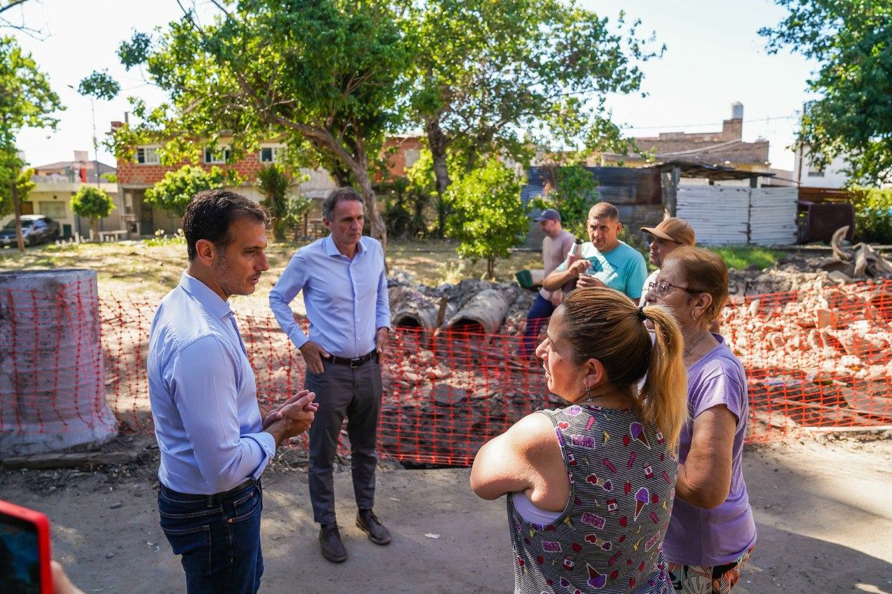 JULIÁN ÁLVAREZ Y GABRIEL KATOPODIS SUPERVISARON LOS AVANCES DE LA OBRA HIDRÁULICA EN VILLA JARDÍN