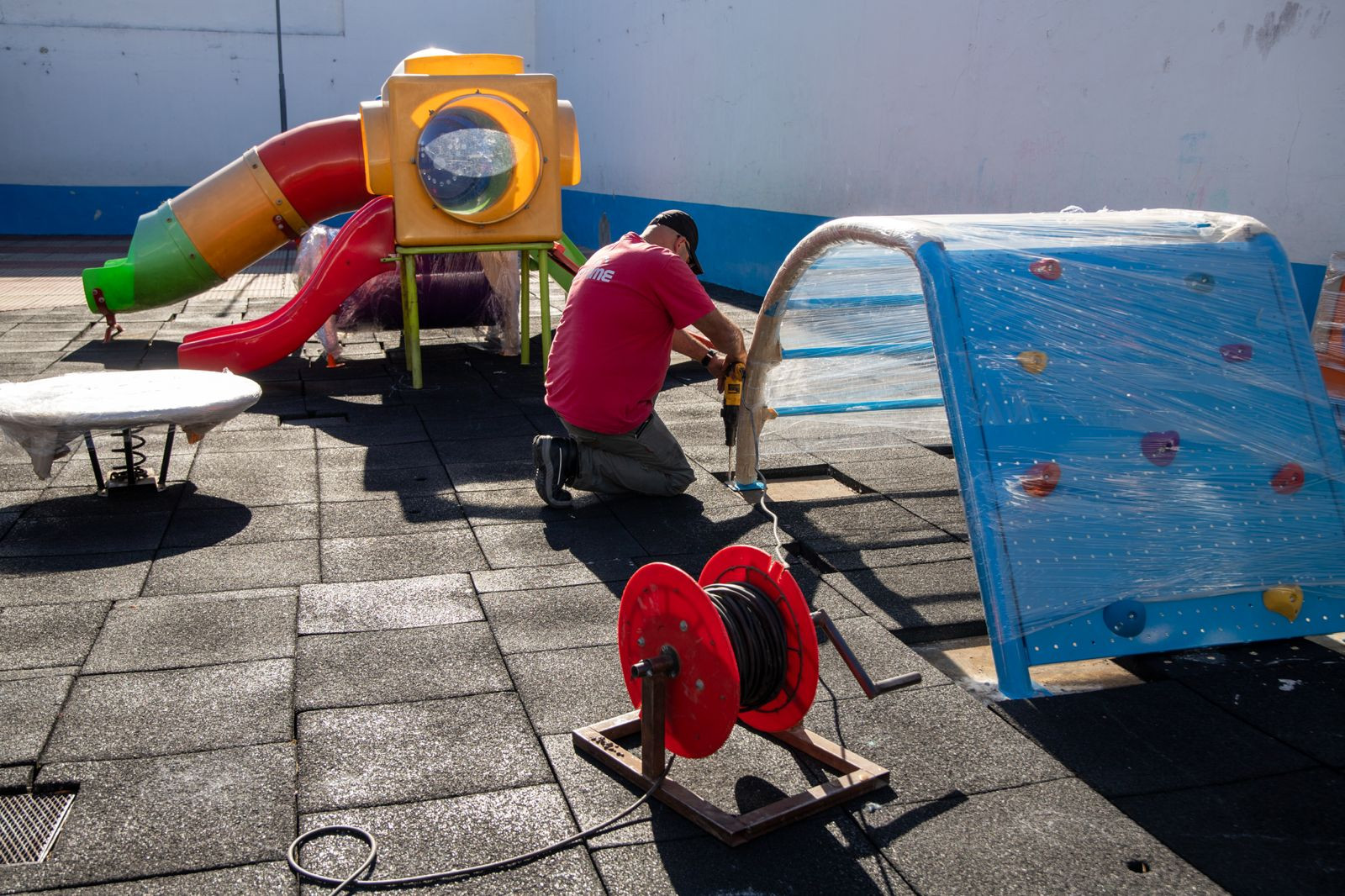 SE AVANZÓ CON LA INSTALACIÓN DE NUEVOS JUEGOS EN LOS CENTROS EDUCATIVOS MUNICIPALES