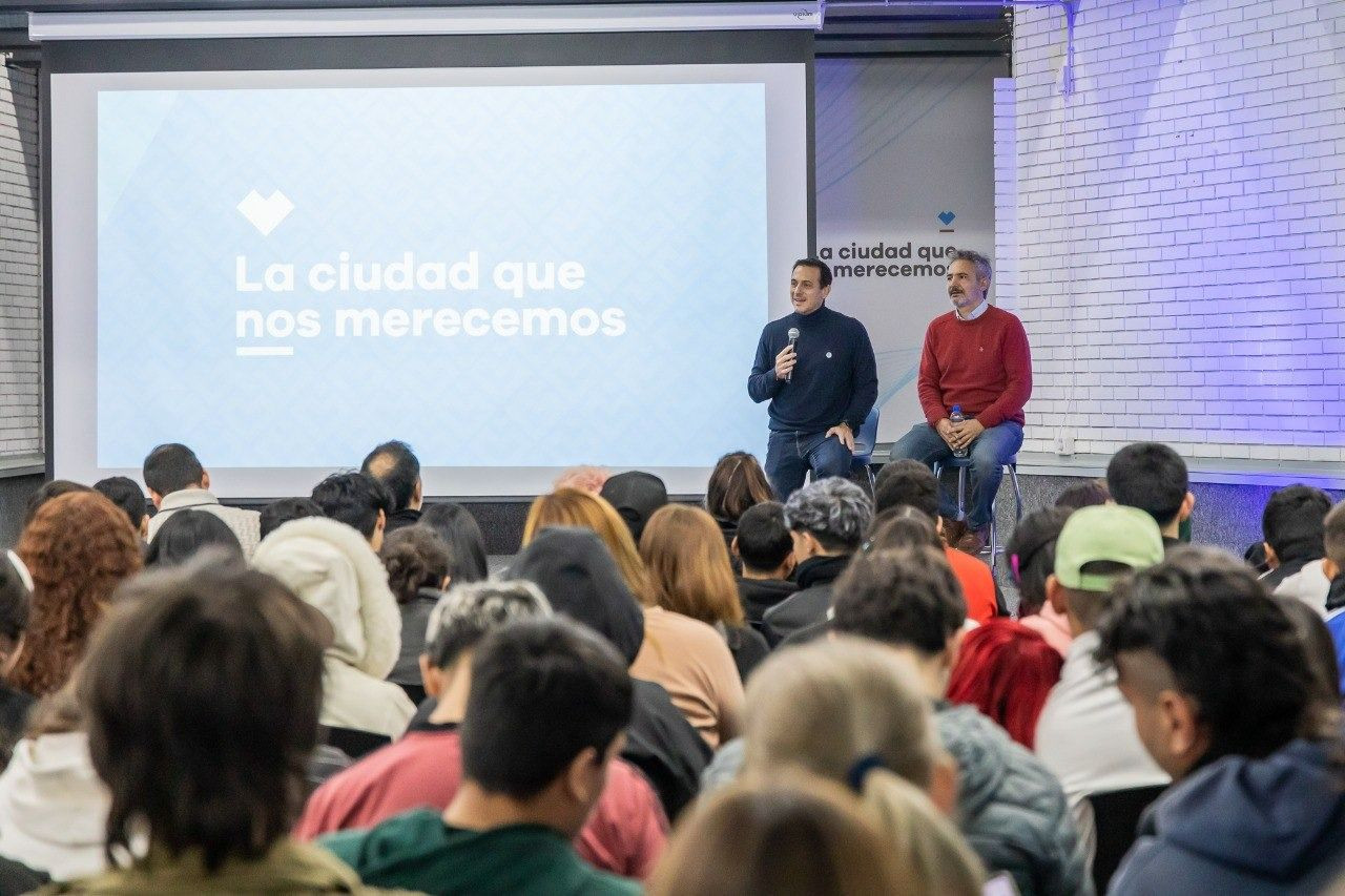 JULIÁN ÁLVAREZ ABRIÓ EL ENCUENTRO LOCAL DEL PROGRAMA “FUTURO MEMORIA” JUNTO A 230 JÓVENES DE ESCUELAS SECUNDARIAS DEL DISTRITO