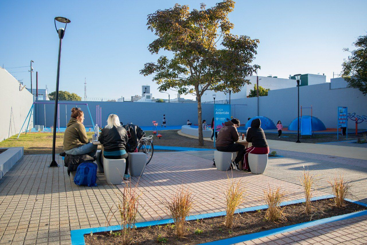 SE CONCRETÓ LA PUESTA EN VALOR DE LA PLAZA ATLÁNTIDA DE LANÚS OESTE
